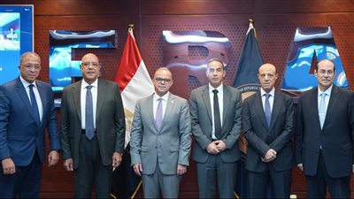 مجلس إدارة الرقابة المالية يكرم إسلام عزام بعد تعيينه رئيسًا للبورصة المصرية