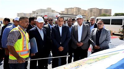 رئيس الوزراء يتفقد محطة الأتوبيس الترددي قرب المتحف المصري الكبير