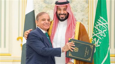 اتفاق دفاعي تاريخي بين السعودية وباكستان النووية وسط تصاعد التوترات الإقليمية 