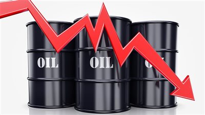 أسعار النفط تتراجع في التعاملات المبكرة مع تحذيرات وكالة الطاقة الدولية وتصاعد التوتر التجاري