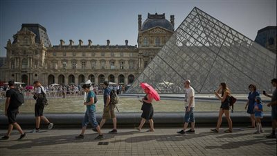 سطو تاريخي على متحف اللوفر في باريس وسرقة مجوهرات نادرة لا تُقدّر بثمن