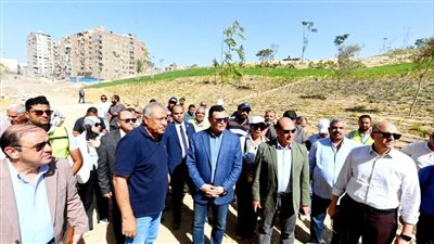 وزير الإسكان يتابع سير العمل بمشروع حدائق 