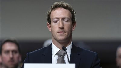 القضاء الأمريكي يُلزم زوكربيرغ وشركاءه بالشهادة في قضية تتهم وسائل التواصل بإيذاء المستخدمين الشباب
