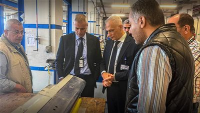 رئيس القابضة لمصر للطيران يتفقد مواقع العمل بمصر للطيران للصيانة