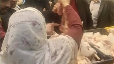 إيه الحكاية؟ محل يبيع الدواجن بجنيه واحد.. والزراعة تتدخل!