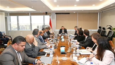 وزير الإسكان يبحث مع وفد بنك الاستثمار الأوروبي تعزيز التعاون ومتابعة المشروعات الجارية