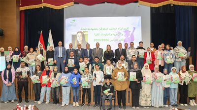 رئيس البريد تكرم أبناء العاملين المتفوقين دراسيًا على مستوى الجمهورية