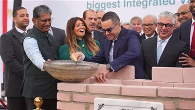 باستثمارات 150 مليون دولار… رئيس المنطقة الاقتصادية لقناة السويس يشهد وضع حجر الأساس لمصنع «جينفاكس» للقاحات والأدوية