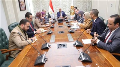 وزير العمل يبحث مع 