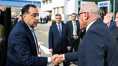 الحكومة تتفقد أعمال تطوير مصنع عربات السكك الحديدية ومترو الأنفاق 