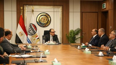 وزير قطاع الأعمال يشهد توقيع عقد شراء طاقة نظيفة لمصنع أسمنت النهضة بقنا