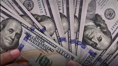 ارتفاع الدولار وسط مخاوف من تداعيات أسعار النفط القياسية على الاقتصاد العالمي