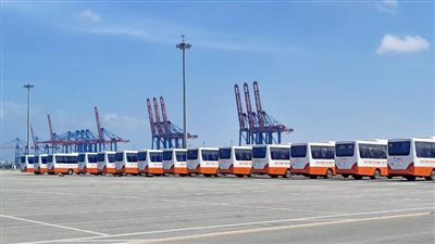 ميناء شرق بورسعيد يشحن 100 حافلة مصرية على متن السفينة SUNSHINE ACE