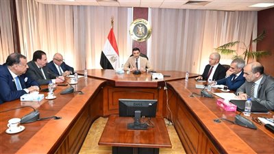 وزير الصناعة يبحث مع اتحاد الصناعات المصرية وممثلي غرفة البترول والتعدين سبل تعظيم الاستفادة من الخامات التعدينية