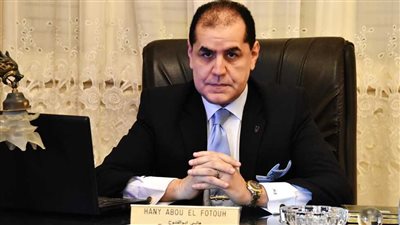 ضغوط تضخمية وخروج استثمارات يضعان “المركزي” أمام خيار التثبيت