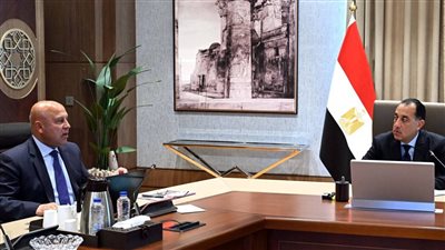 رئيس الوزراء يتابع مع وزير النقل ملفات تطوير القطاع والبنية التحتية