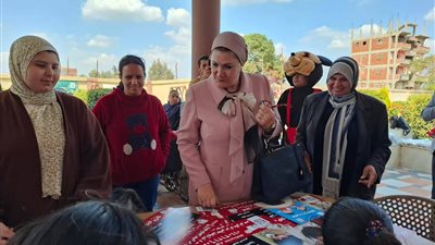 رئيسة القومي للطفولة تحتفل بعيد القيامة مع أطفال المنوفية