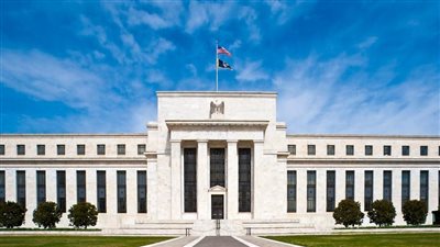 الفيدرالي الأميركي يميل لخفض الفائدة رغم الضبابية