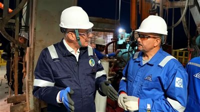 وزير البترول والثروة المعدنية يتفقد العمل بالوردية الليلية ويبيت مع العاملين على الحفار EDC 73