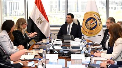 وزير الصناعة يبحث مع فولكس فاجن التوسع في تصنيع السيارات بمصر