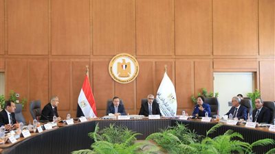 وزير التعليم العالي يوجه باستعداد الجامعات للامتحانات وتعزيز الشراكة مع الصناعة والصحة والجامعات الدولية