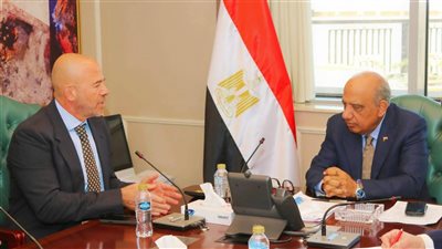 وزير الكهرباء والطاقة المتجددة يبحث مع مجموعة 