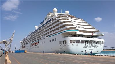 ميناء السخنة التابع لاقتصادية قناة السويس يستقبل السفينة (CRYSTAL SERENITY) بحمولة 1100 فرد