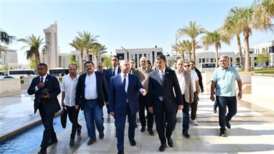 وزير النقل يتفقد المونوريل برحلة من محطة المستثمرين إلى العاصمة الإدارية
