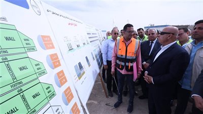 وزير النقل يتفقد مشروعات الصعيد ويؤكد الالتزام بالجودة والجداول الزمنية