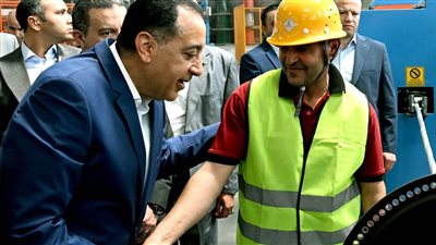 رئيس الوزراء يتفقد مصنع شركة 