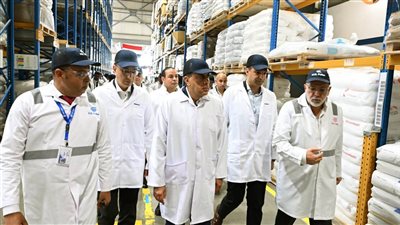 رئيس الوزراء يتفقد توسعات مصنع 