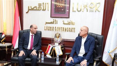 وزير العمل ومحافظ الأقصر يسلمان عقود عمل للشباب وذوي الهمم
