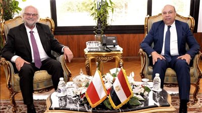 وزير الطيران: تسهيلات لزيادة الرحلات والسياحة البولندية إلى مصر
