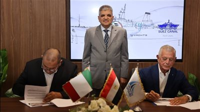 مصر تطرق أبواب أوروبا.. قناة السويس توقّع عقداً لتصدير قاطرات بحرية لإيطاليا
