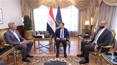 وزير الاتصالات يبحث مع أمازون ويب سيرفيسز التوسع في الذكاء ا    