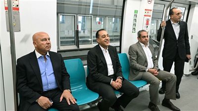 مدبولي يستقل الأتوبيس الكهربائي ويتفقد مشروعات العاصمة الجديدة