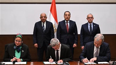 مدبولي يشهد توقيع اتفاقيتي محطة رياح جبل الزيت بـ420 مليون دولار