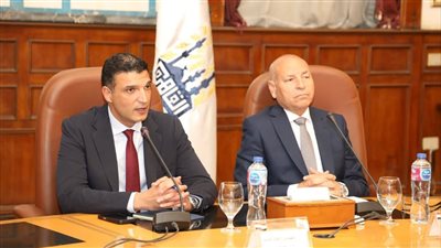 وزير الصناعة ومحافظ القاهرة يُسلِّمان 43 عقد تقنين أوضاع لمصانع وورش بمنطقة شق الثعبان الصناعية