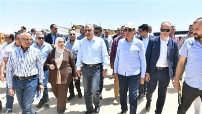 وزير الإنتاج الحربي يتابع مشروعات «حياة كريمة» بالمنيا ويوجه بسرعة الإنجاز