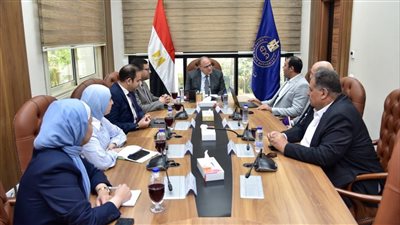 رئيس هيئة الدواء المصرية يبحث مع ممثلي شركة 