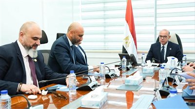 وزير الاستثمار يبحث مع 
