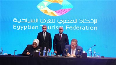 وزيرا العمل والسياحة يطلقان مبادرة لتيسير تراخيص عمل الأجانب بالقطاع السياحي