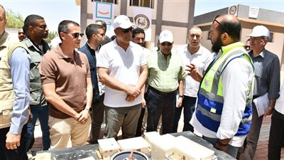 وزير الإنتاج الحربي يتابع مشروعات حياة كريمة بأسوان ويعجل إنجازها