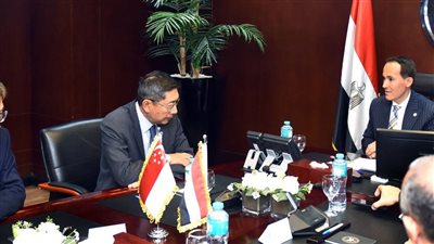 الرئيس التنفيذي للهيئة العامة للاستثمار يبحث مع سفير سنغافورة التعاون الاستثماري المشترك