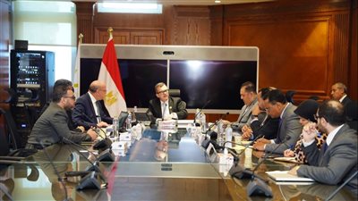 وزير التخطيط يبحث خطة تطوير 