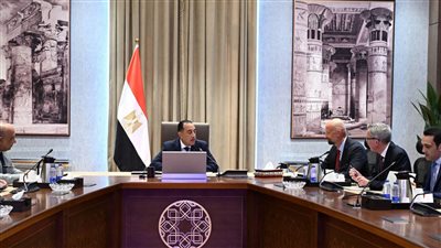 رئيس الوزراء يعقد اجتماعًا مع مسئولي شركة 