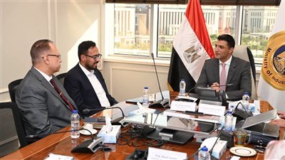 وزير الصناعة يبحث مع مسؤولي شركة جوتن مصر للدهانات خططها التوسعية وجهود تعميق التصنيع المحلي