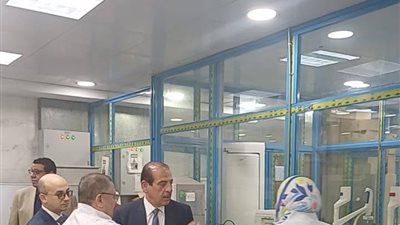 نائب وزير الصحة يتفقد معامل الصحة العامة ويهنئها بالاعتماد الدولي