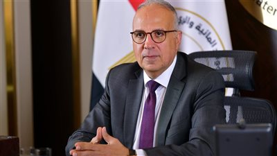 وزير الري يتابع موقف غرق أحد الصنادل بمنطقة ميناء السد العالي شرق ببحيرة ناصر