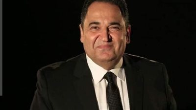 بعد تراجع الدولار لـ49.. محمد علي خير يوجه رسالة نارية لشركات الأدوية والتجار: «الأسعار هتنزل إمتى؟»
